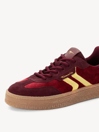 Bordowe sneakersy z zamszu z żółtymi paskami i gumową podeszwą, w stylu retro