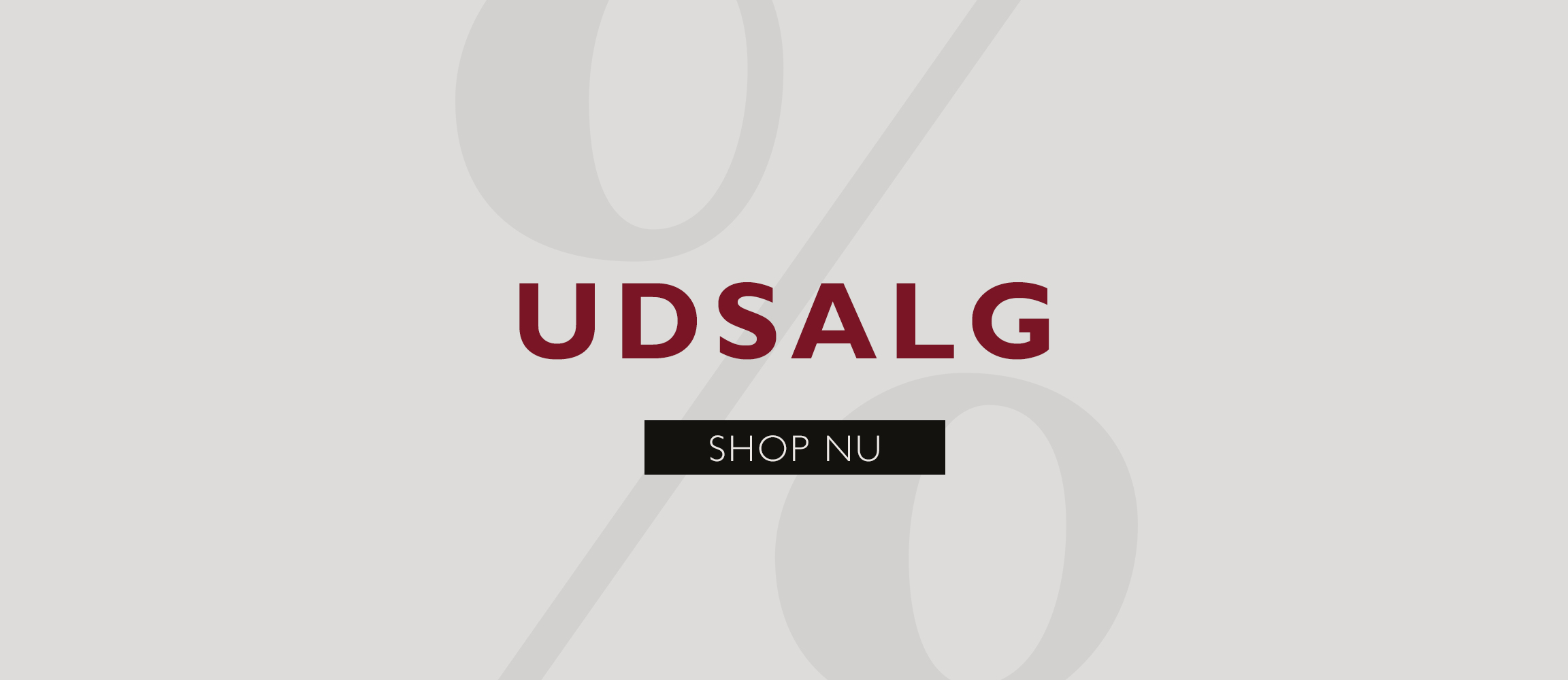 Reklamebanner med teksten SALE i m&oslash;rker&oslash;d og en sort knap med teksten Shop nu p&aring; en lysegr&aring; baggrund.