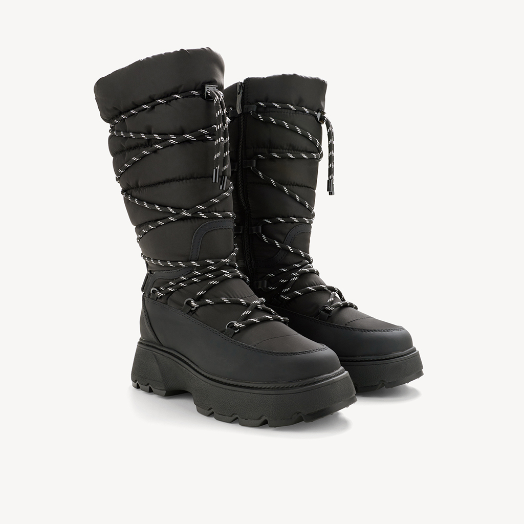 Schwarze, hohe Winterstiefel mit gestepptem Design und kontrastierenden schwarz-wei&szlig;en Schn&uuml;rsenkeln auf wei&szlig;em Hintergrund.