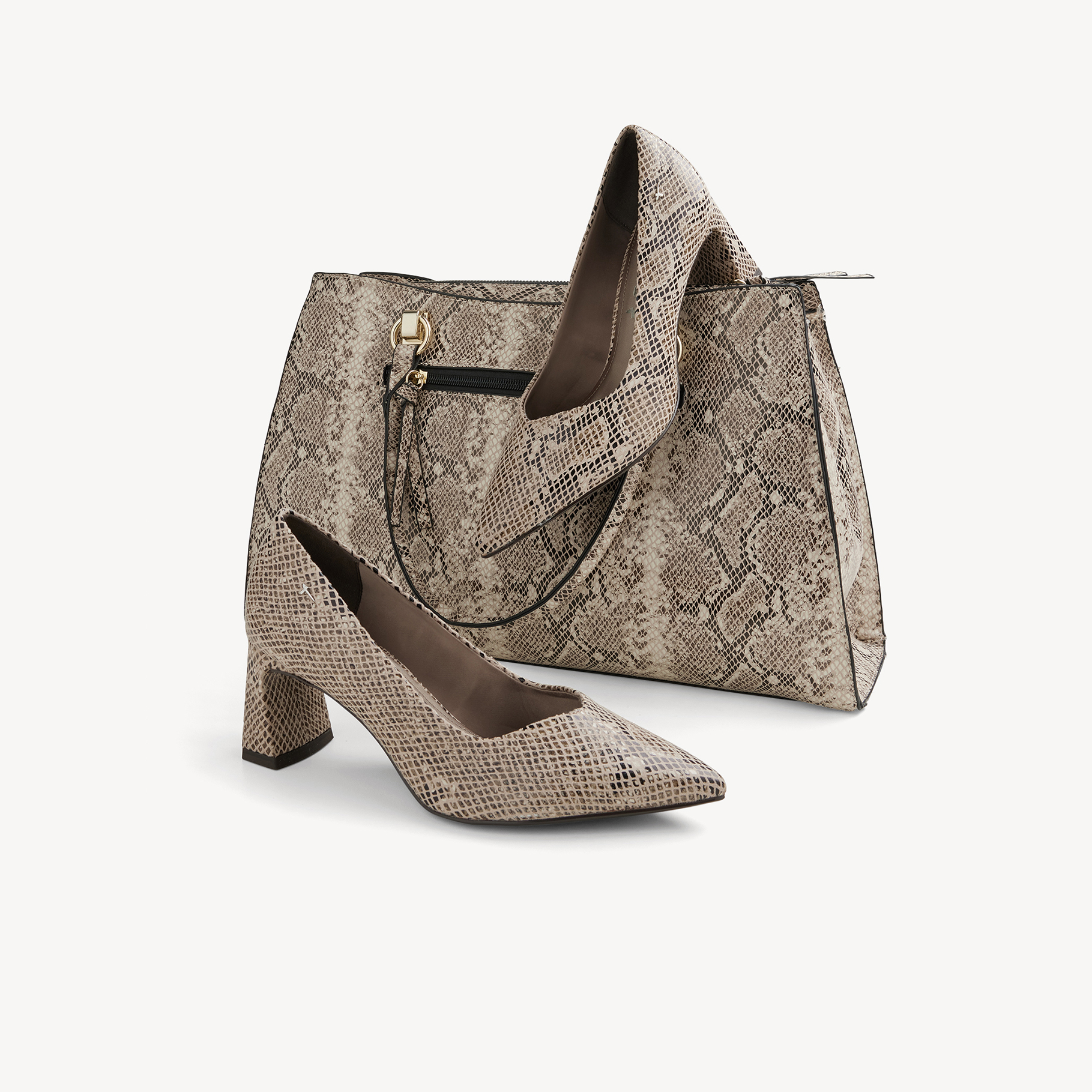 Set di d&eacute;collet&eacute; e borsa alla moda in pelle di serpente marrone su sfondo bianco