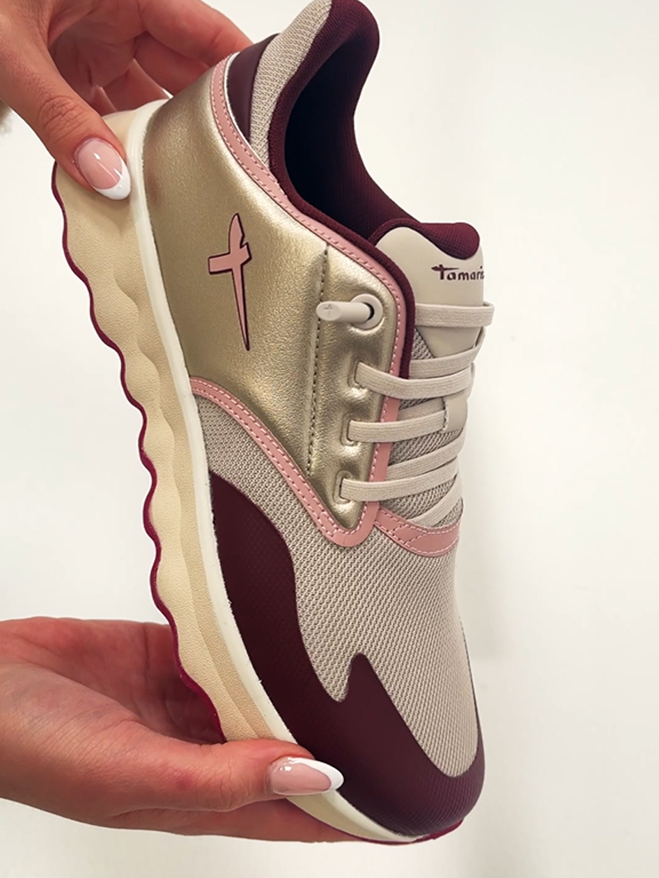 Tamaris-sneaker i s&oslash;lv og bordeaux med rosa detaljer, Tamaris-logo p&aring; siden og hvid, profileret s&aring;l.