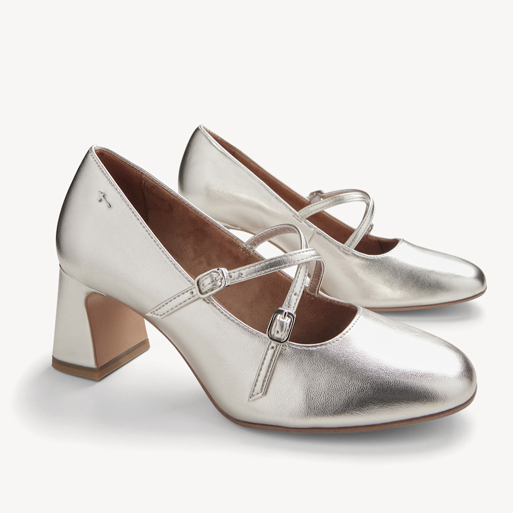 D&eacute;collet&eacute; Mary Jane argento con tacco largo e doppio cinturino, elegante look r&eacute;tro.
