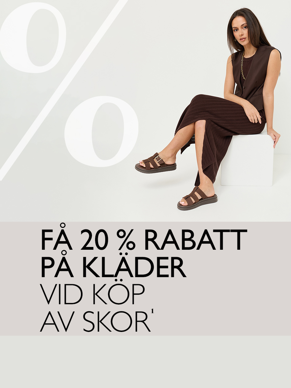Kvinna i brun outfit och sandaler sitter p&aring; en vit kub. Erbjudande: 20% rabatt p&aring; kl&auml;der vid k&ouml;p av skor.