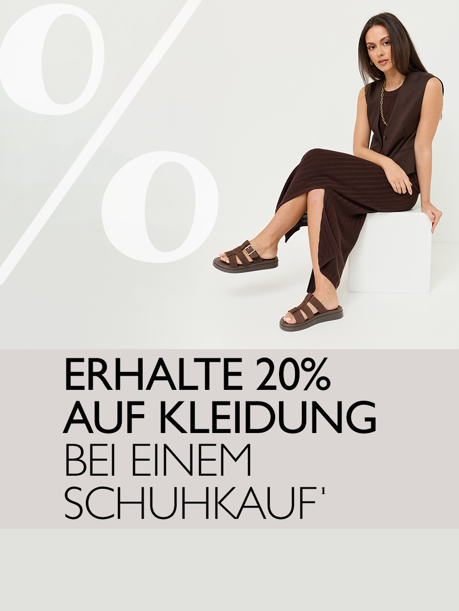Frau in braunem Outfit und Sandalen sitzt auf einem wei&szlig;en W&uuml;rfel. Angebot: 20% auf Kleidung bei einem Schuhkauf.