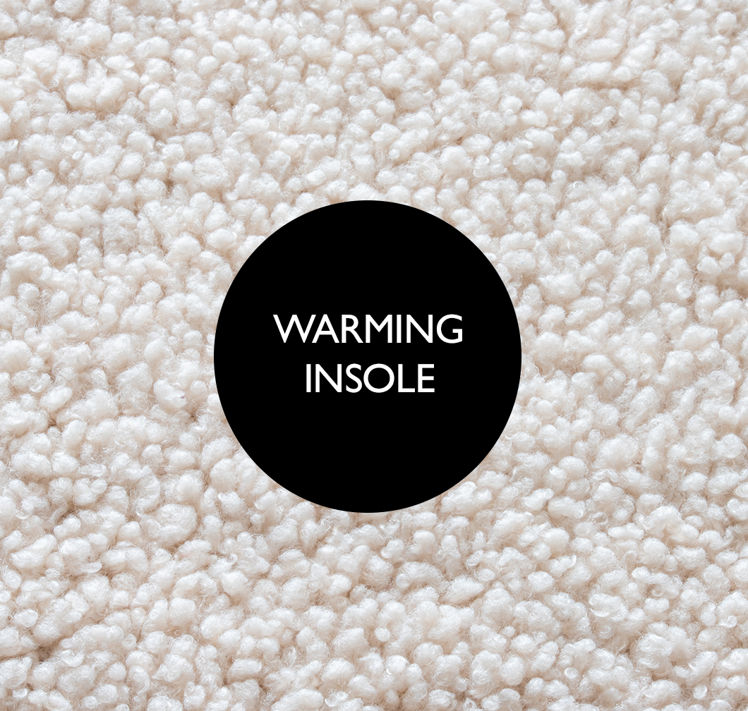 Gros plan sur un textile duveteux de couleur cr&egrave;me avec un cercle noir et un texte blanc : Warming Insole.