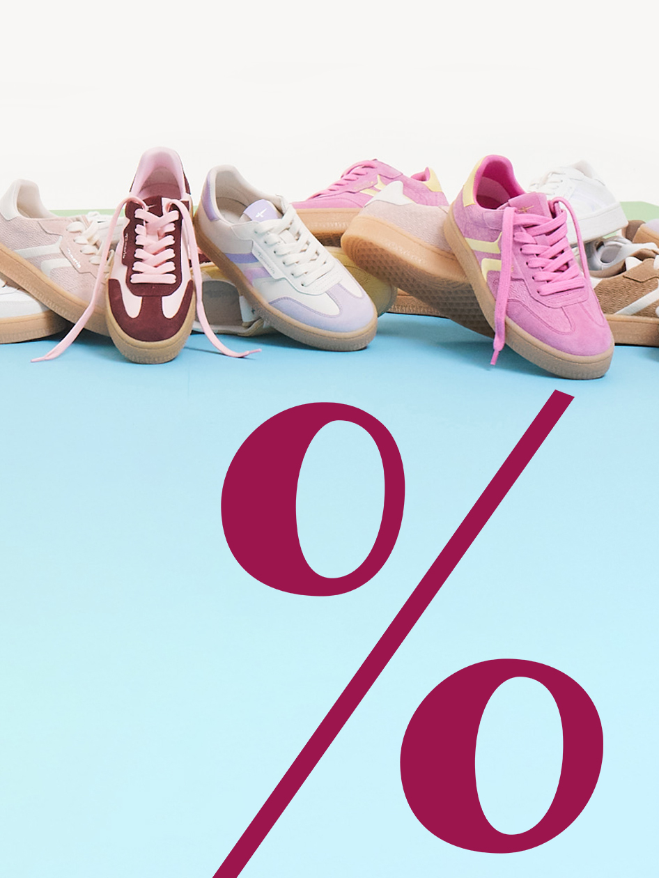 Verschillende retro sneakers in pastelkleuren zoals roze, wit en beige, op een rij op een lichtblauwe achtergrond met een bordeauxrood percentage graphic.