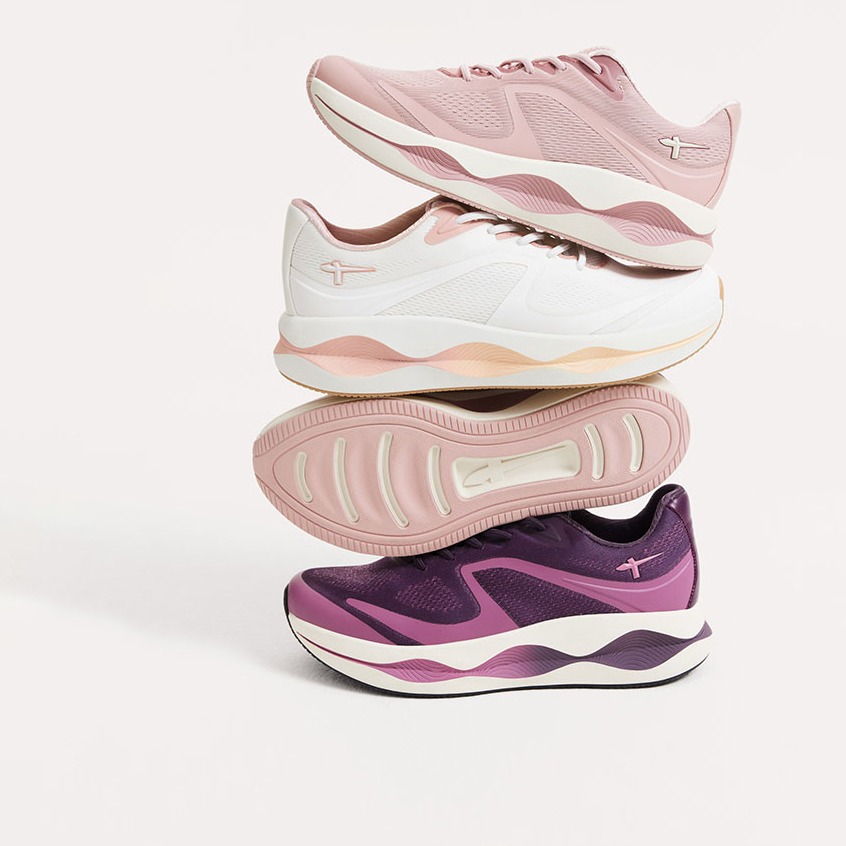 Chaussures de sport empilées en rose, blanc et violet avec semelle ondulée et design moderne