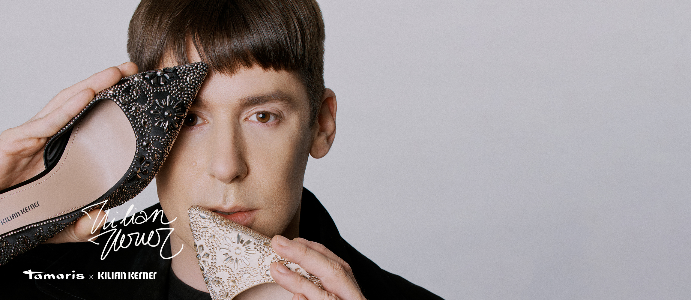 K&uuml;nstlerisches Portr&auml;t des Berliner Designers Kilian Kerner. Er h&auml;lt glitzernde Pumps in den H&auml;nden, welche anl&auml;sslich der Designkooperation mit Tamaris entstanden sind. 