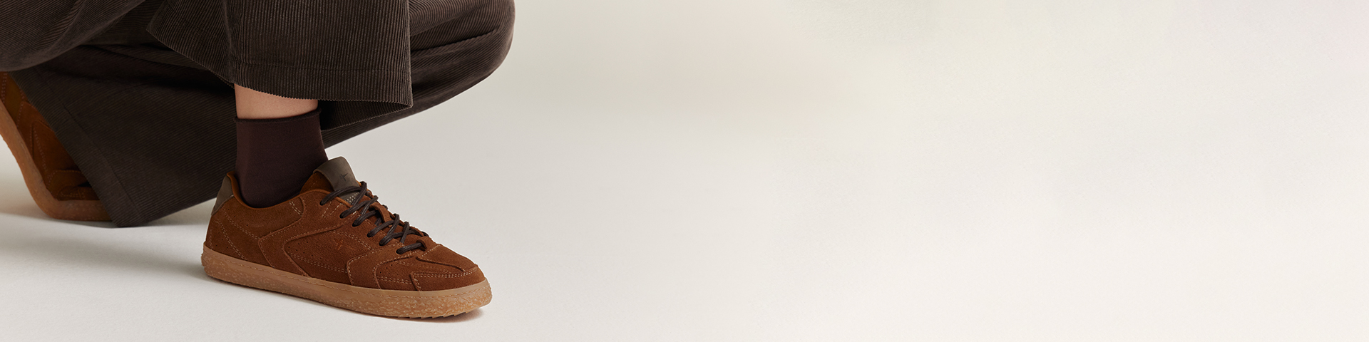 &Kappa;&alpha;&phi;έ sneakers &alpha;&pi;ό &beta;&epsilon;&lambda;&omicron;ύ&delta;&iota;&nu;&omicron; &delta;έ&rho;&mu;&alpha; &mu;&epsilon; &lambda;&alpha;&sigma;&tau;&iota;&chi;έ&nu;&iota;&alpha; &sigma;ό&lambda;&alpha;, &phi;&omicron;&rho;&epsilon;&mu;έ&nu;&alpha; &mu;&epsilon; &sigma;&kappa;&omicron;ύ&rho;&epsilon;&sigmaf; &kappa;ά&lambda;&tau;&sigma;&epsilon;&sigmaf; &kappa;&alpha;&iota; &kappa;&alpha;&phi;έ &kappa;&omicron;&tau;&lambda;έ &pi;&alpha;&nu;&tau;&epsilon;&lambda;ό&nu;&iota;, ά&tau;&omicron;&mu;&omicron; &gamma;&omicron;&nu;&alpha;&tau;&iota;&sigma;&tau;ό &pi;ά&nu;&omega; &sigma;&epsilon; &alpha;&nu;&omicron;&iota;&chi;&tau;ό &phi;ό&nu;&tau;&omicron;.