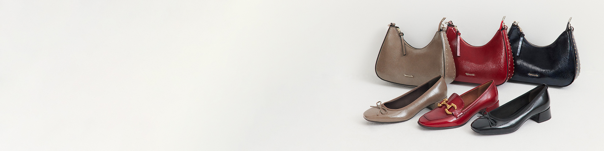 Sacs &agrave; main &eacute;l&eacute;gants pour femmes et chaussures assorties en taupe, rouge et noir, arrang&eacute;s sur un fond blanc.