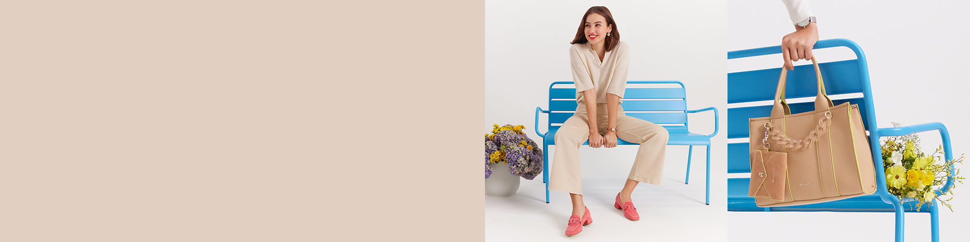 Kvinde i cremefarvet outfit sidder på lyseblå bænk, ved siden af beige håndtaske og farverige forårsblomster
