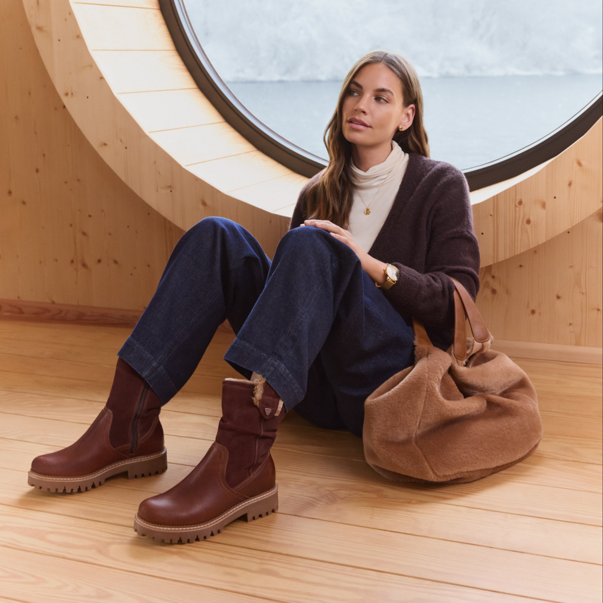 Modern fotografering i tr&auml;milj&ouml; med bruna st&ouml;vlar, jeans och polotr&ouml;ja, naturligt ljus genom takf&ouml;nstret.