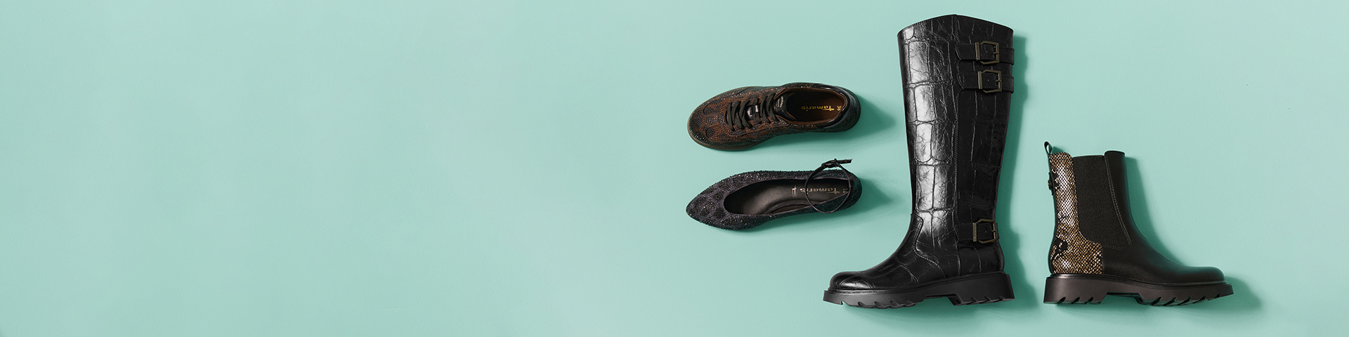 R&oacute;żne ciemne damskie buty z detalami w zwierzęce wzory na turkusowym tle