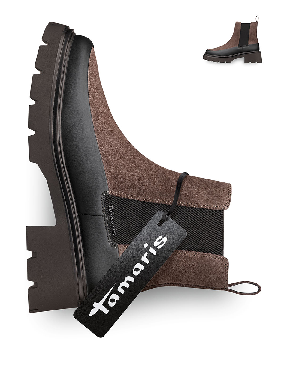 Tamaris Chelsea-Boot in Braun und Schwarz mit Profilsohle, Elastikeinsatz und Markenetikett, Seitenansicht.