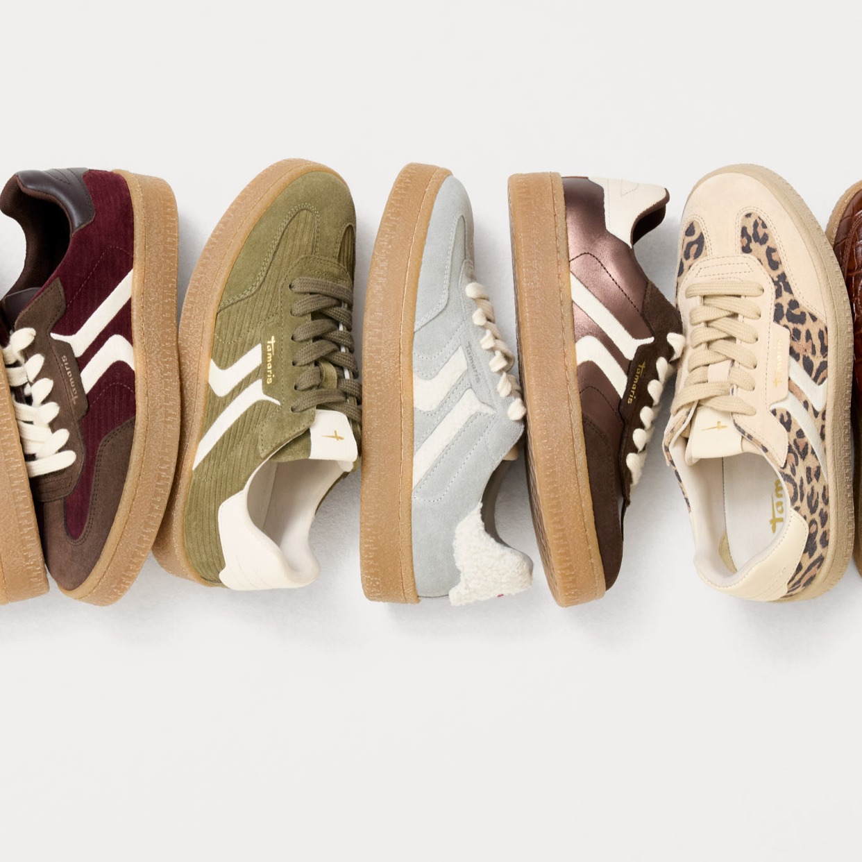 Cinq sneakers de différentes couleurs et motifs, avec une semelle en caoutchouc beige, alignées côte à côte, dont un motif léopard.