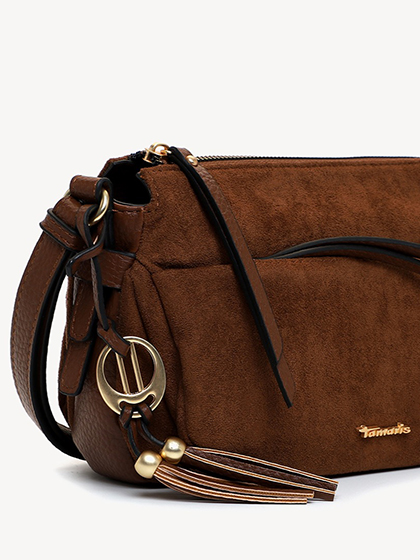 Brun Tamaris crossbody‑taske med guldfarvede detaljer, lynl&aring;s og dekorativ kvast.