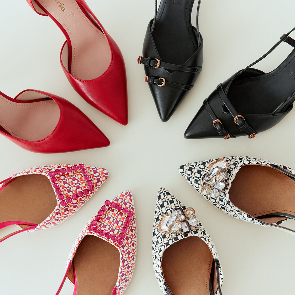 Eleganti scarpe da donna: d&eacute;collet&eacute; a punta in rosso e nero con fibbie e d&eacute;collet&eacute; fantasia con applicazioni di cristalli.