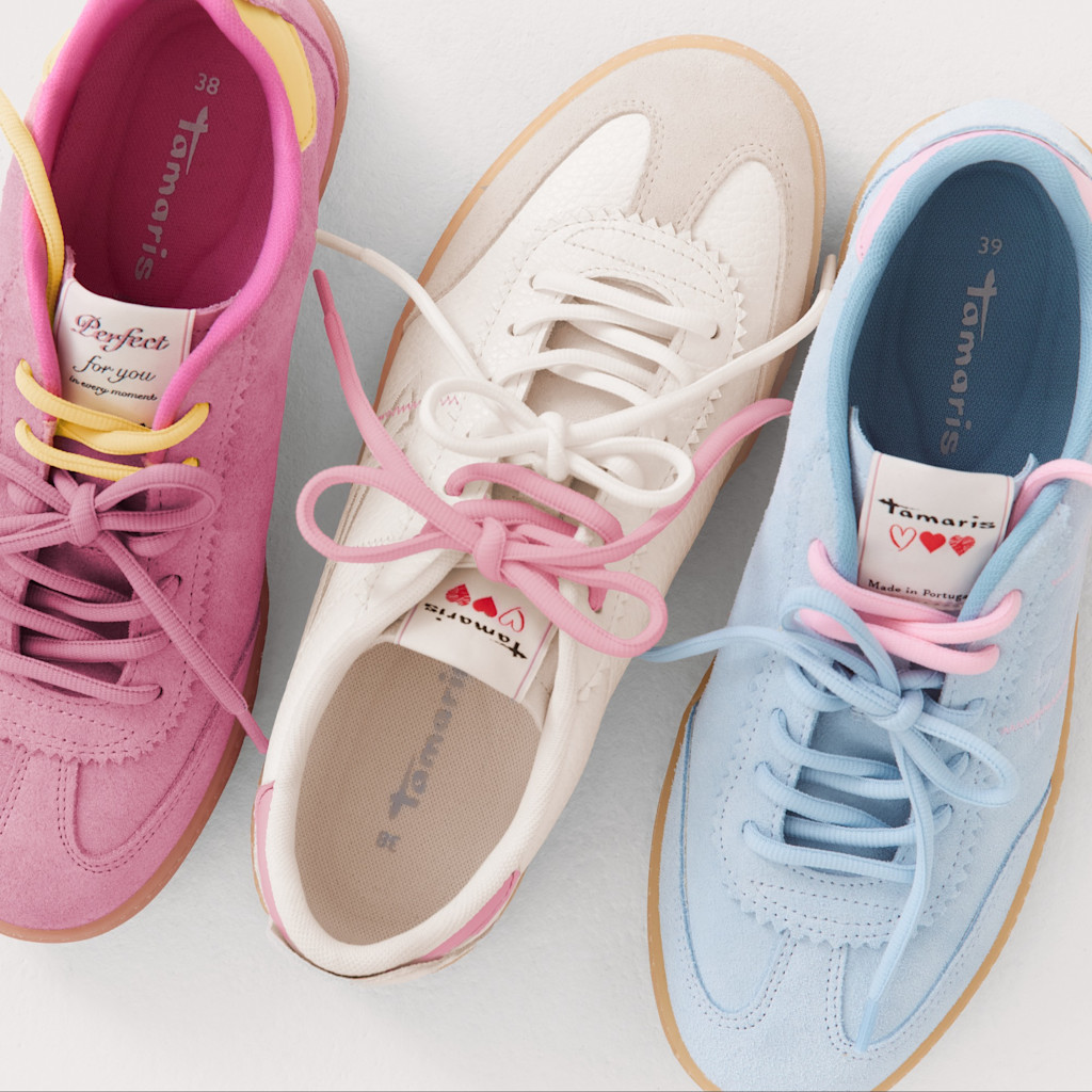 Tre sneaker Tamaris in colori pastello - rosa, bianco e azzurro - con lacci coordinati e suole in gomma.