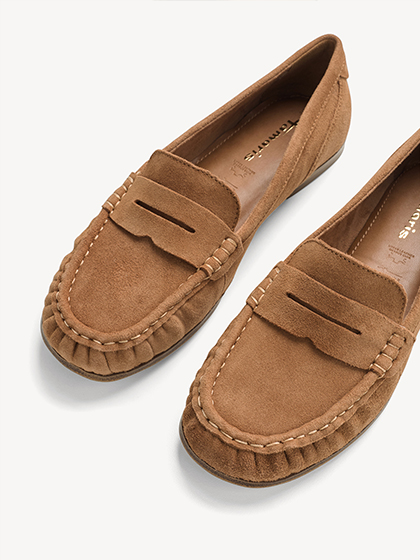 Bruine damesloafers van su&egrave;de van Tamaris met klassieke penny‑strap en mocassinnaad.