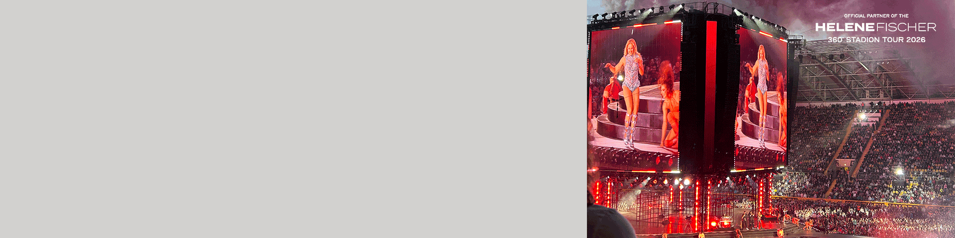 Helene Fischer auf einer B&uuml;hne im Stadion, auf gro&szlig;en LED-Screens zu sehen, rotes Licht, viele Zuschauer, 360&deg; Stadion Tour 2026.