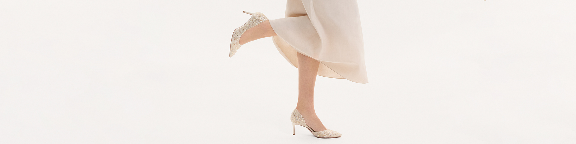 Elegante pumps in champagne‑beige met glitterdetails.
