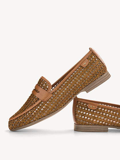 Hněd&eacute; pleten&eacute; kožen&eacute; loafers na b&iacute;l&eacute;m pozad&iacute;.