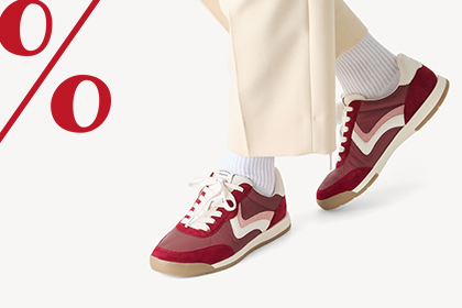 Rød-hvid sneaker på lys baggrund.