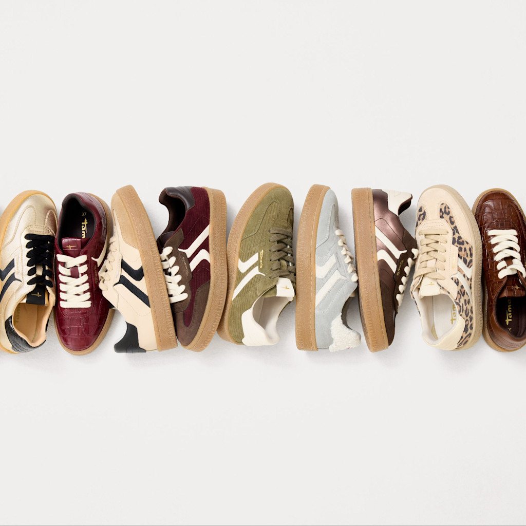 Série de sneakers dans différentes couleurs et motifs d'automne, avec une semelle en caoutchouc beige, disposées côte à côte sur un fond blanc.