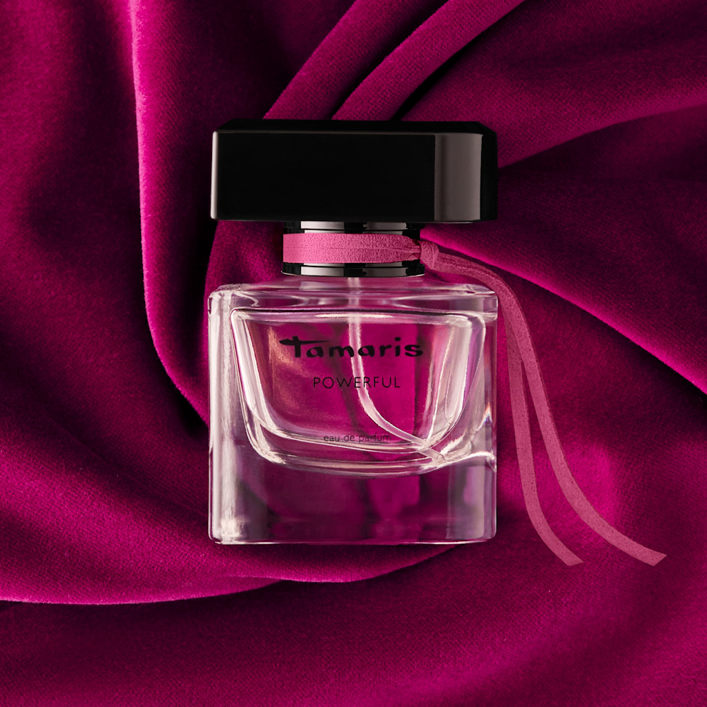 Parfümflasche Tamaris Powerful auf magentafarbenem Samt-Hintergrund mit geschwungenen Falten