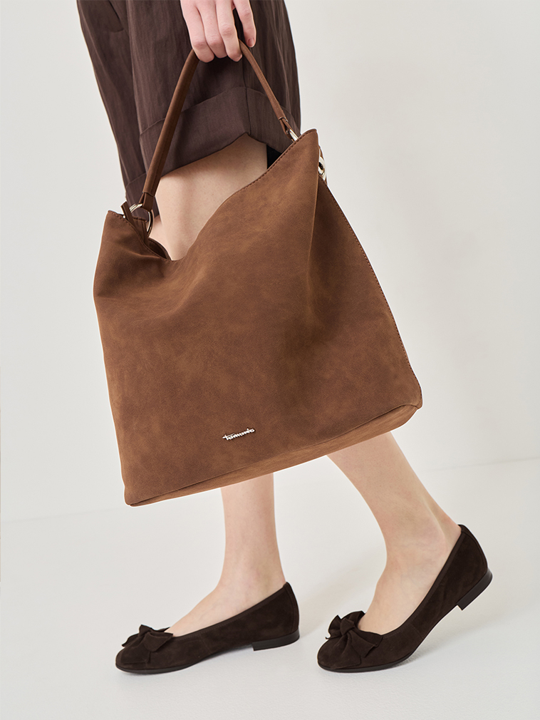 Borsa marrone effetto scamosciato e ballerine coordinate con fiocco, abbinate a shorts scuri