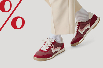 Czerwono-biały sneaker na jasnym tle.