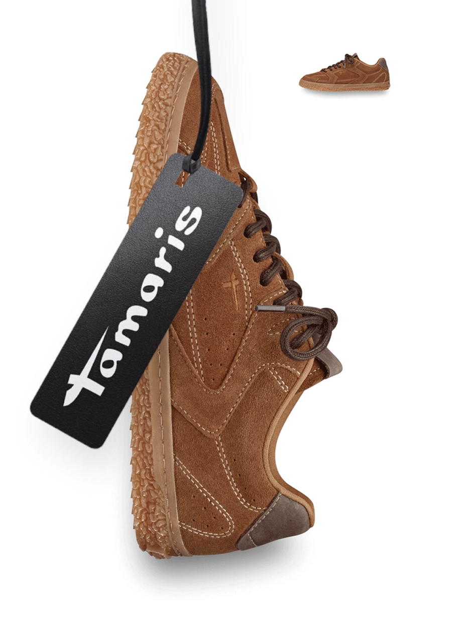Sneaker Tamaris marrone in camoscio con lacci scuri su sfondo bianco.