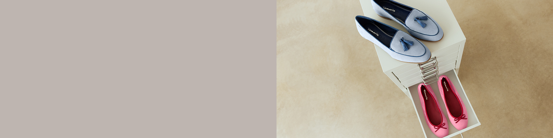 Scarpe da donna eleganti: mocassini azzurri con nappe e ballerine rosa con fiocco, esposte su supporto geometrico bianco.