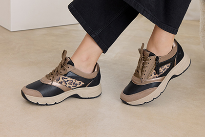 Sneakersy w kolorze czarnym i beżowym z detalami w panterkę.