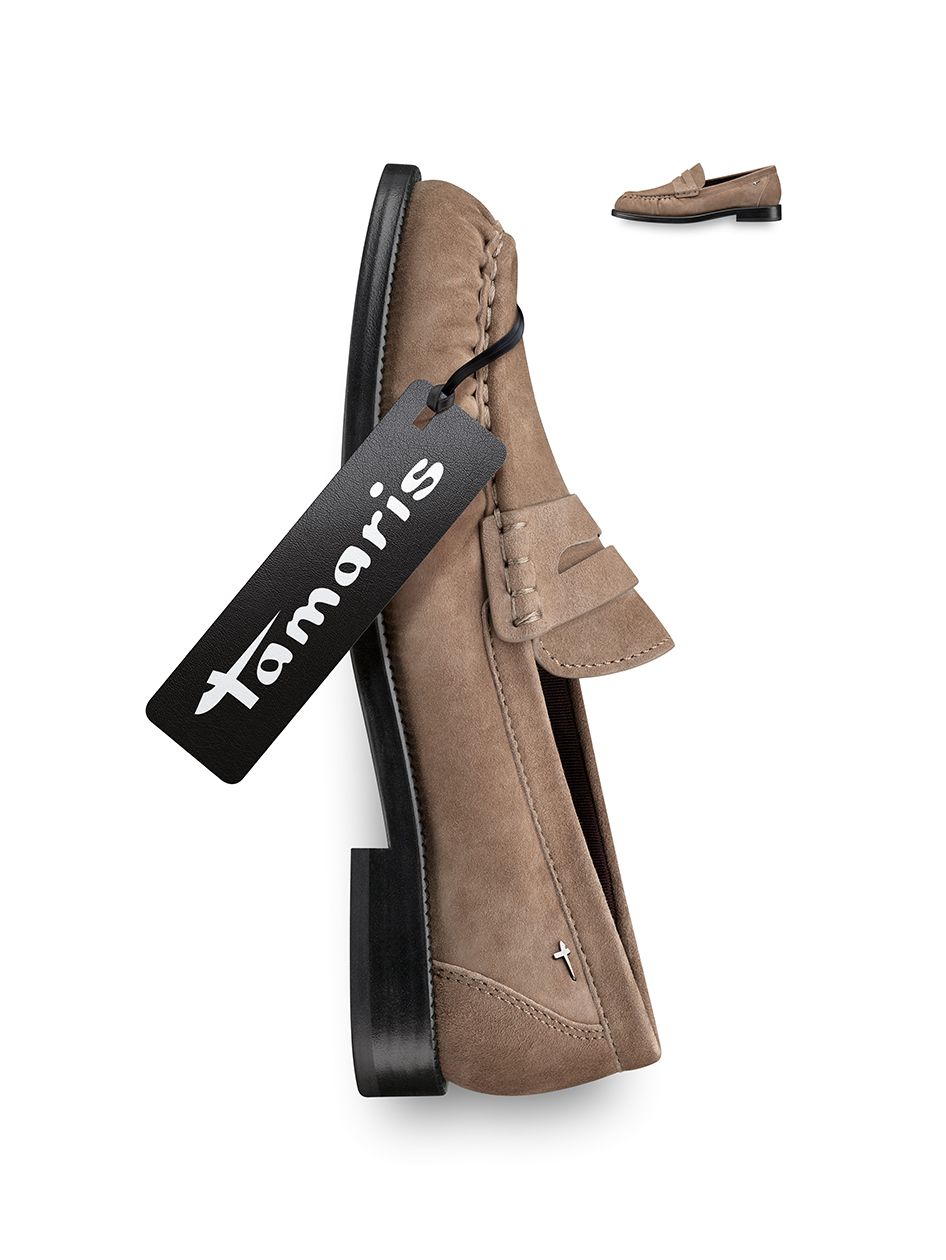 Tamaris‑loafer in taupe van su&egrave;de met zwarte zool.