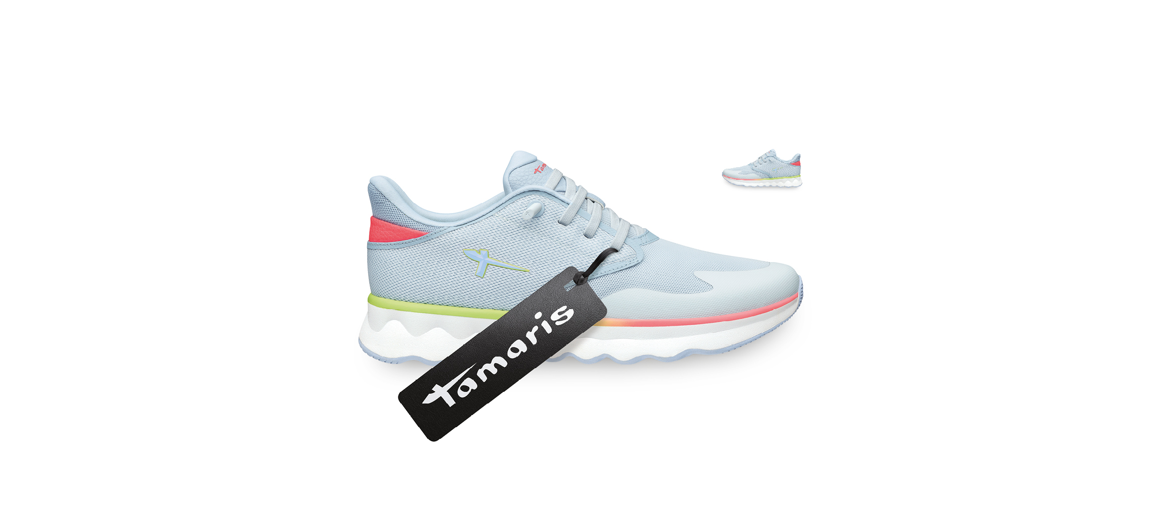 Sneaker Tamaris azzurra con accenti verde neon, tallone rosso corallo e suola bianca ondulata, cartellino del marchio visibile.