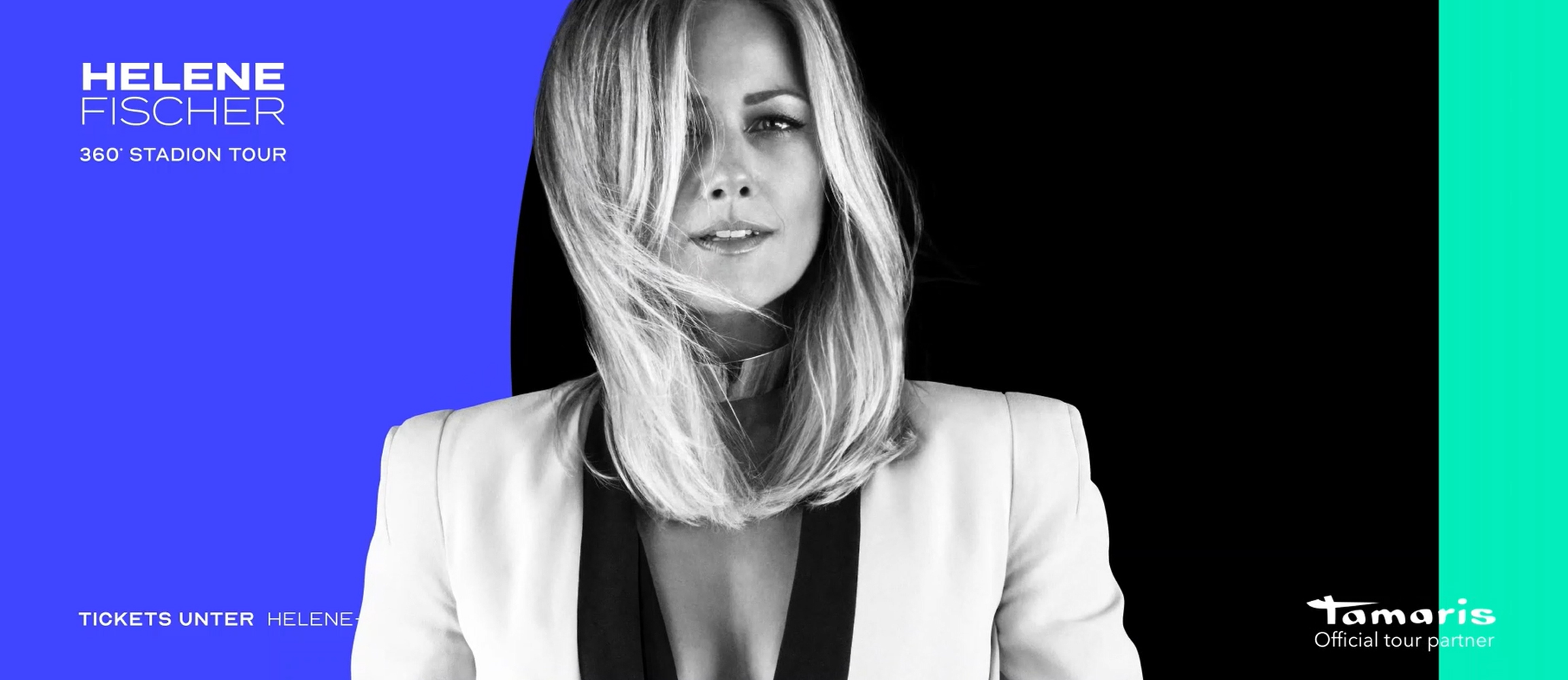 Werbebanner f&uuml;r Helene Fischers 360&deg; Stadion Tour. Schwarz-Wei&szlig;-Foto der S&auml;ngerin mit wehenden Haaren, wei&szlig;em Blazer, blauem Hintergrund.