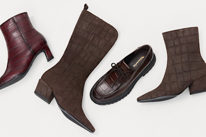 Quatre chaussures marron &agrave; motif croco : deux bottines &agrave; talons, une chaussure plate &agrave; lacets et une botte haute.