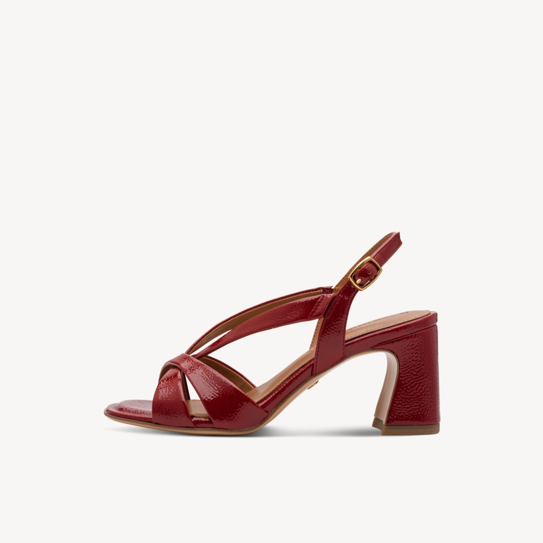 Rote Lackleder-Sandalette mit &uuml;berkreuzten Riemen, Blockabsatz und goldfarbener Schnalle am Kn&ouml;chel.