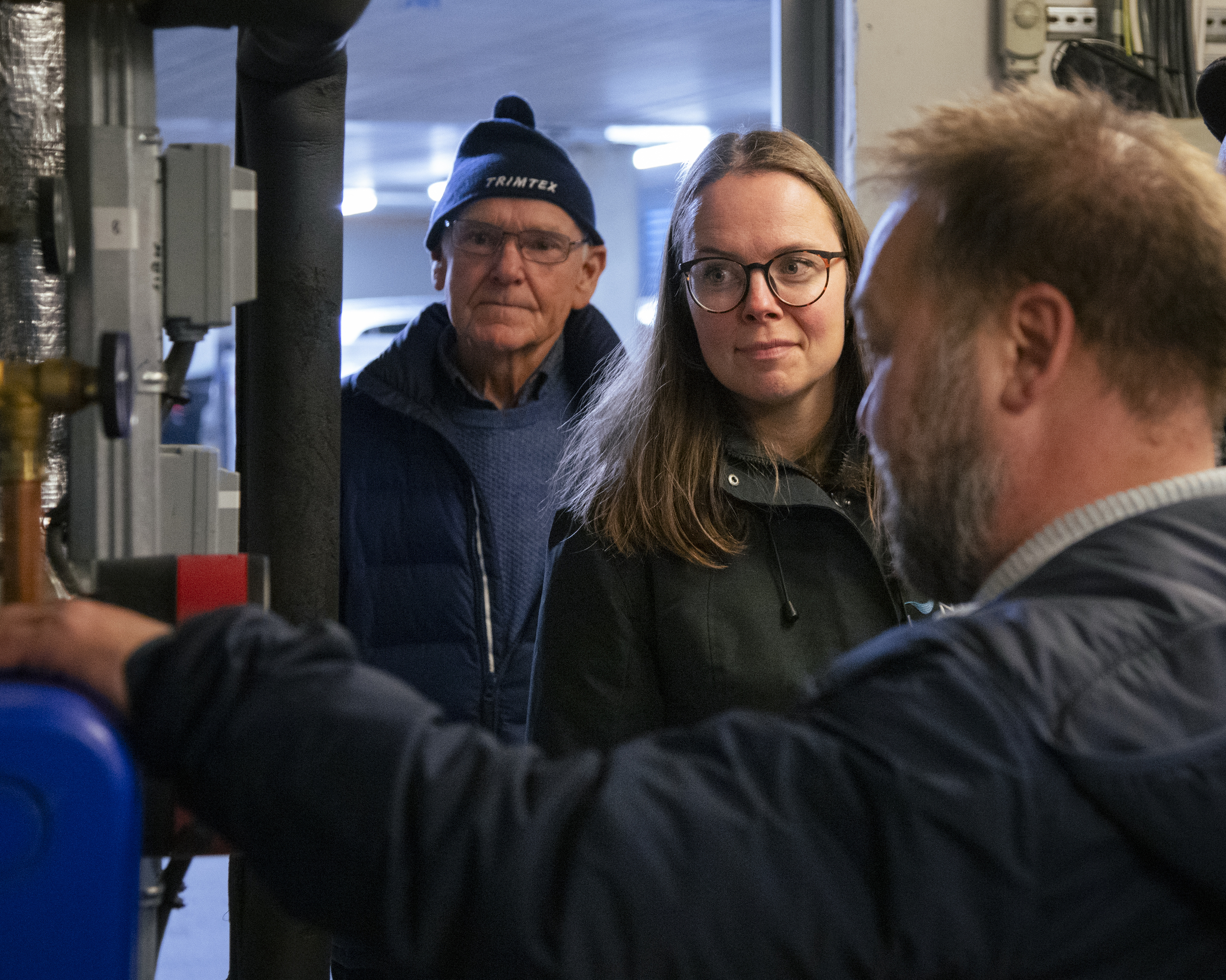 En mann og en dame hører på det en mann forteller 