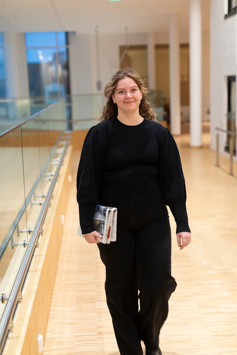 Marthe Trainee Marte gå gjennom gangen på hovedkontoret på Steinkjer