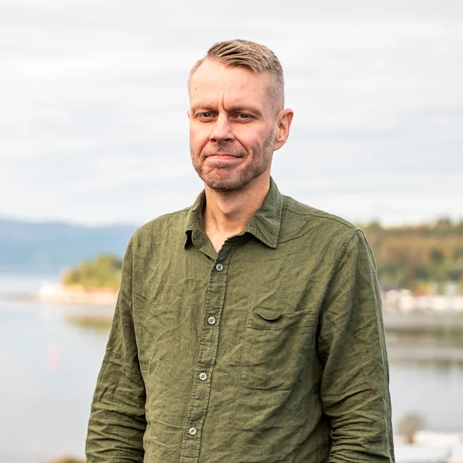 Tommy Sivertsen Tommy Sivertsen stå på taket hos NTE på Steinkjer med fjord i bakgrunn