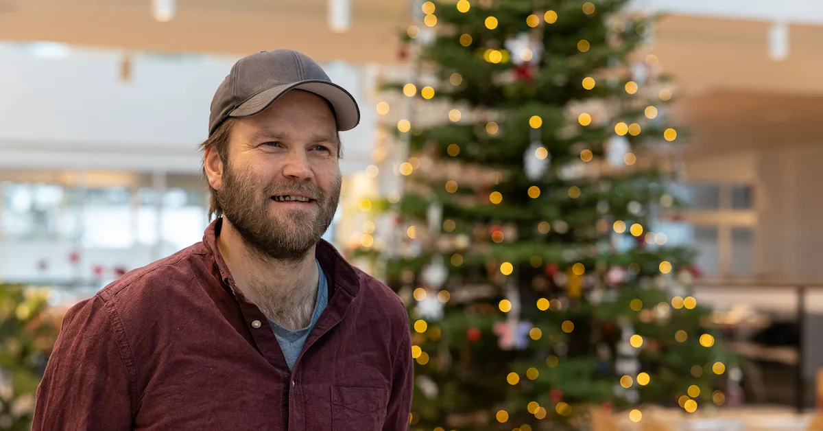 lornts Smilende mann med caps