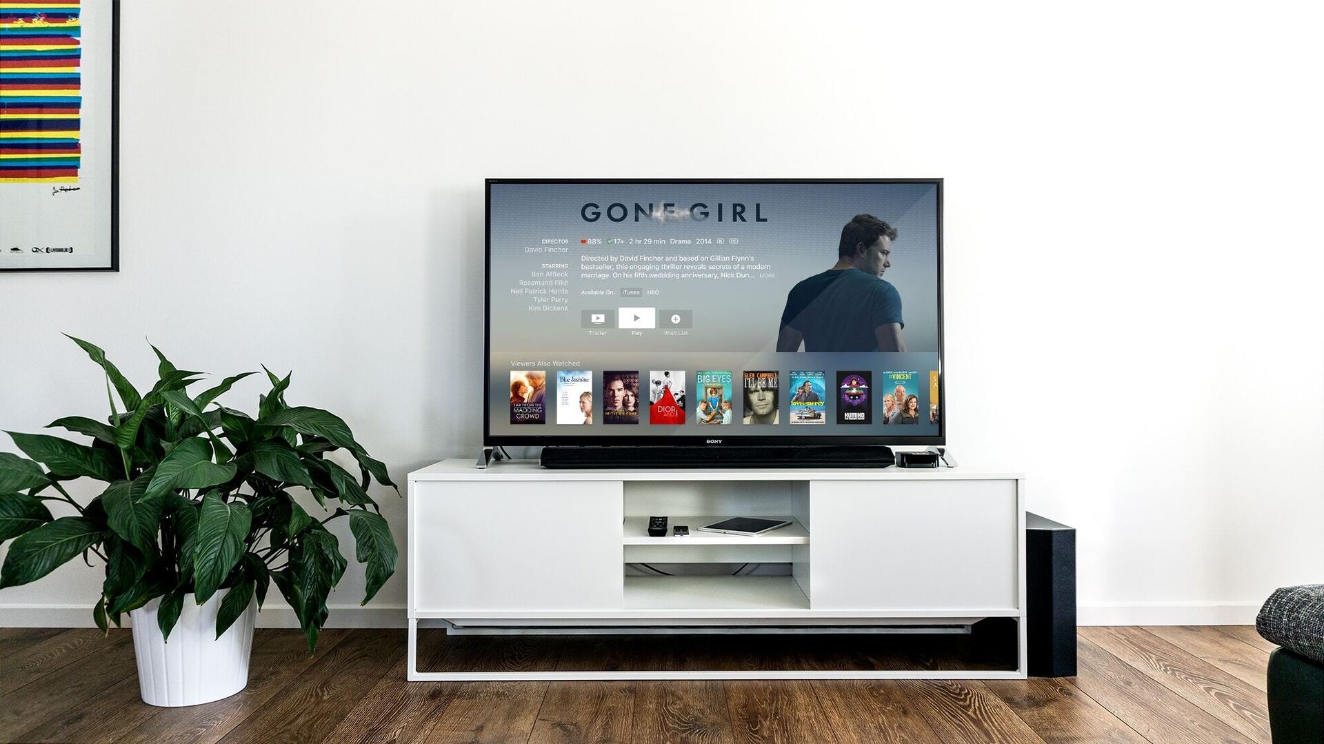 Tv-skjerm med filmoversikt på stue.
