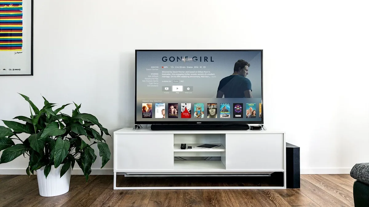 Velg ditt innhold Tv-skjerm med filmoversikt på stue.