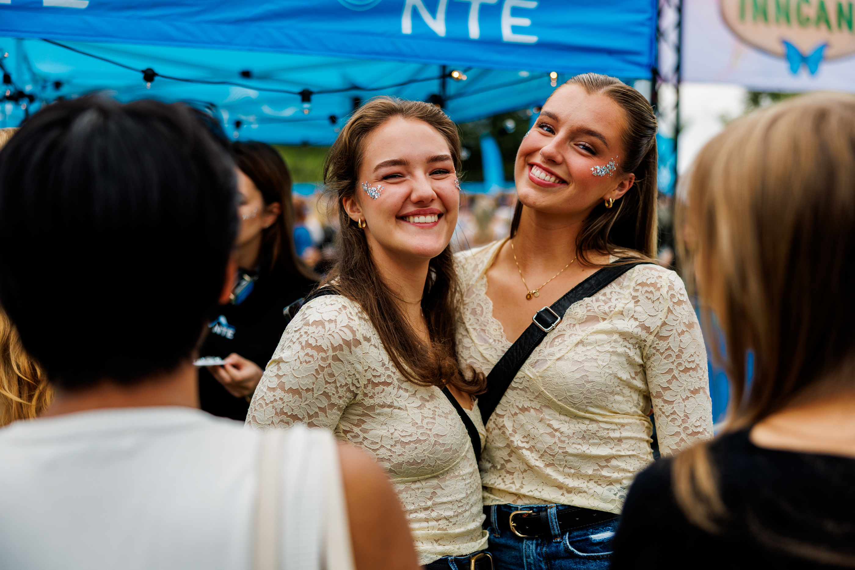 To festivaldeltakere som har blitt pynta av NTE på silent disco