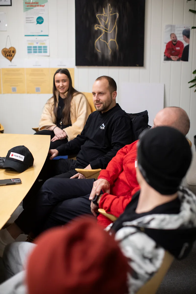 samtale med de innsatte 5 mennesker rundt et bord - kvinne og mann med ansiktet mot kameraet