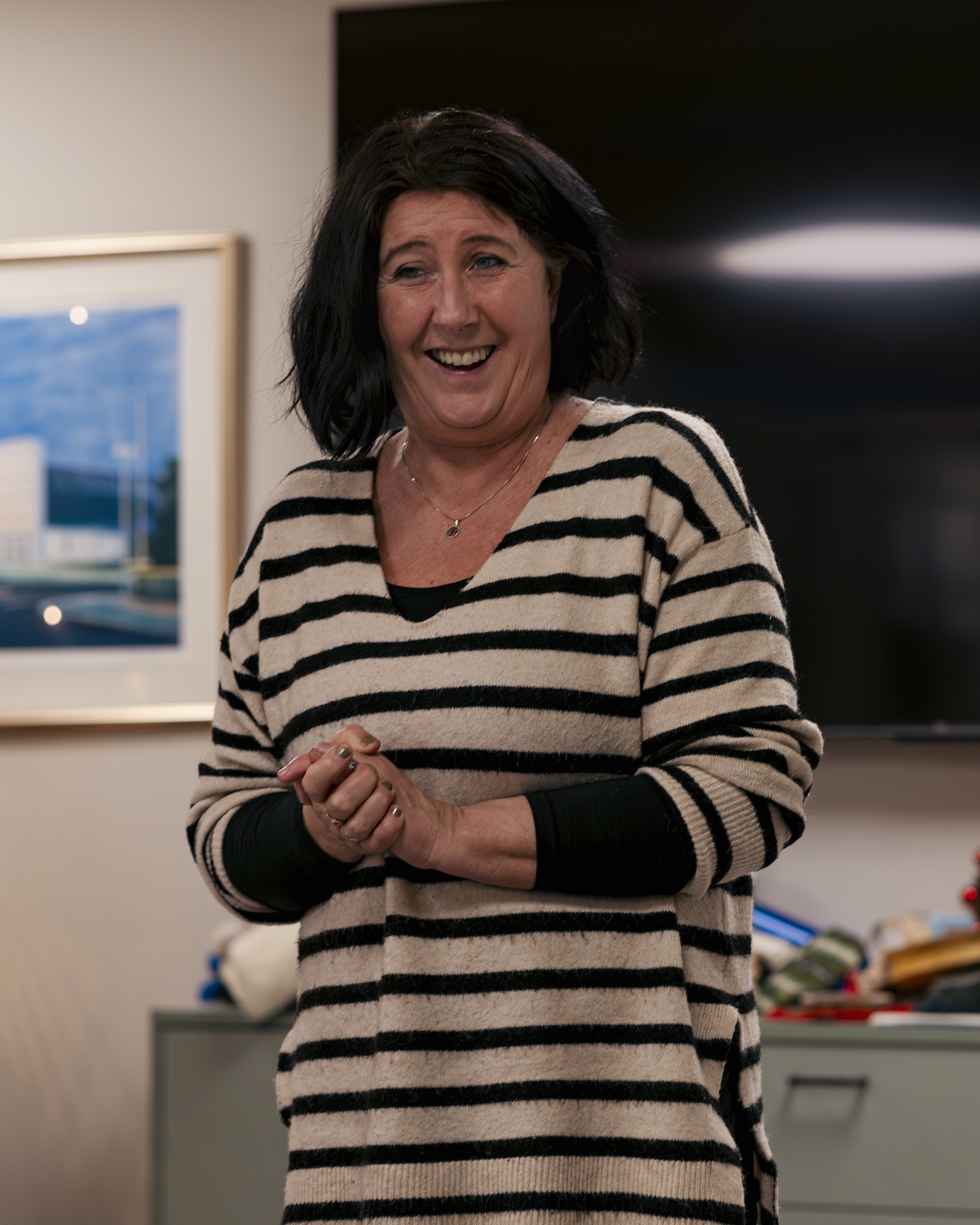 Leende dame i stripete genser