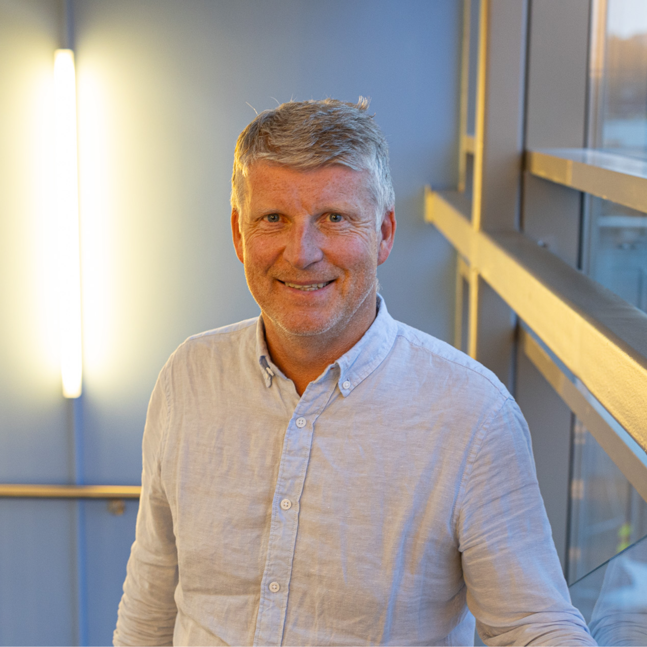 Pål Anders Dahl står i trappen på hovedkontoret til NTE