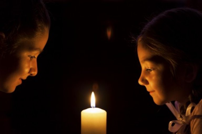 To barn ser på stearinlys